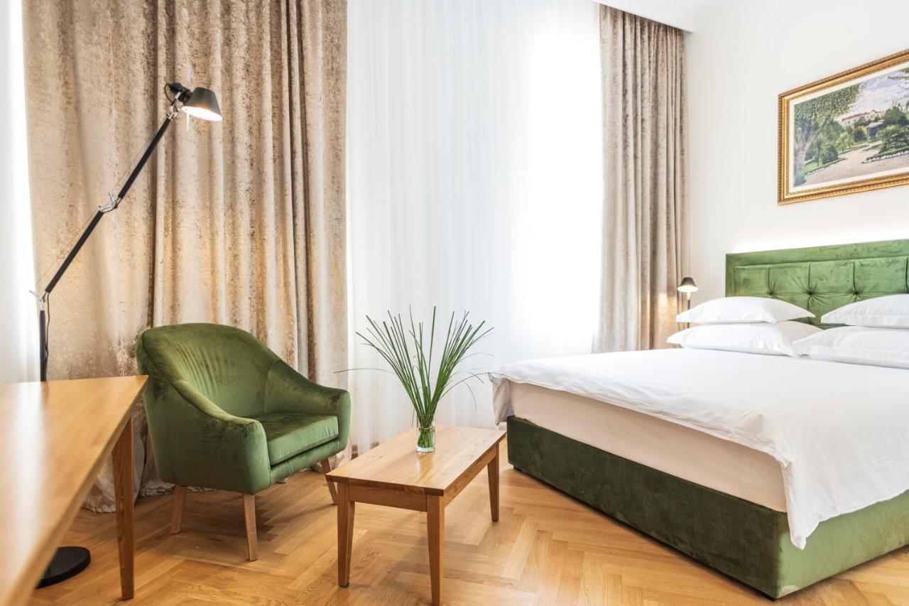 Hotel Miramare Crikvenica Ngoại thất bức ảnh A room at the hotel
