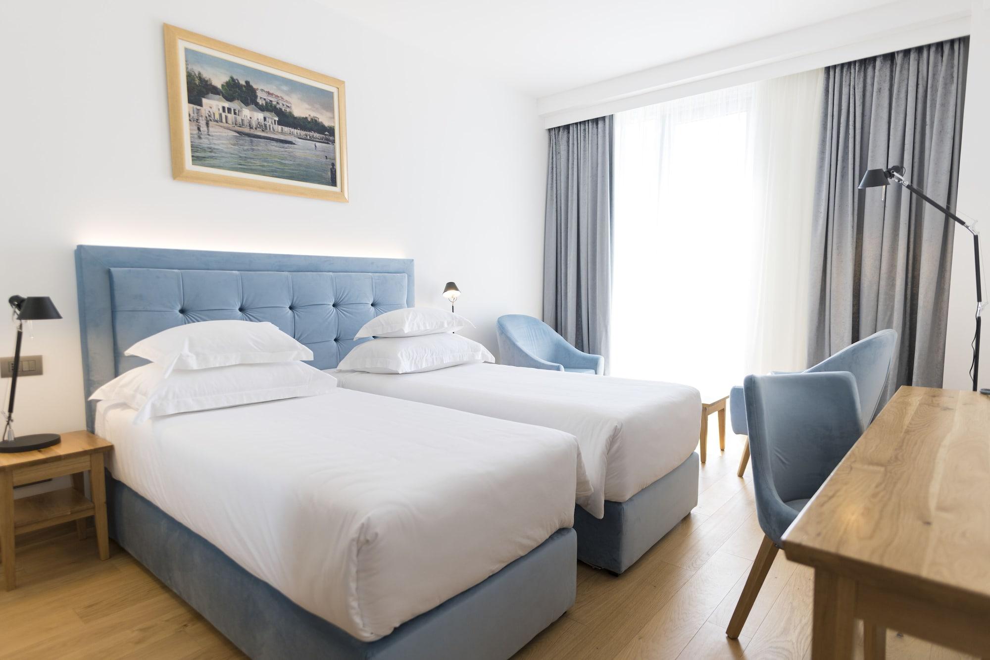 Hotel Miramare Crikvenica Ngoại thất bức ảnh A room at the hotel