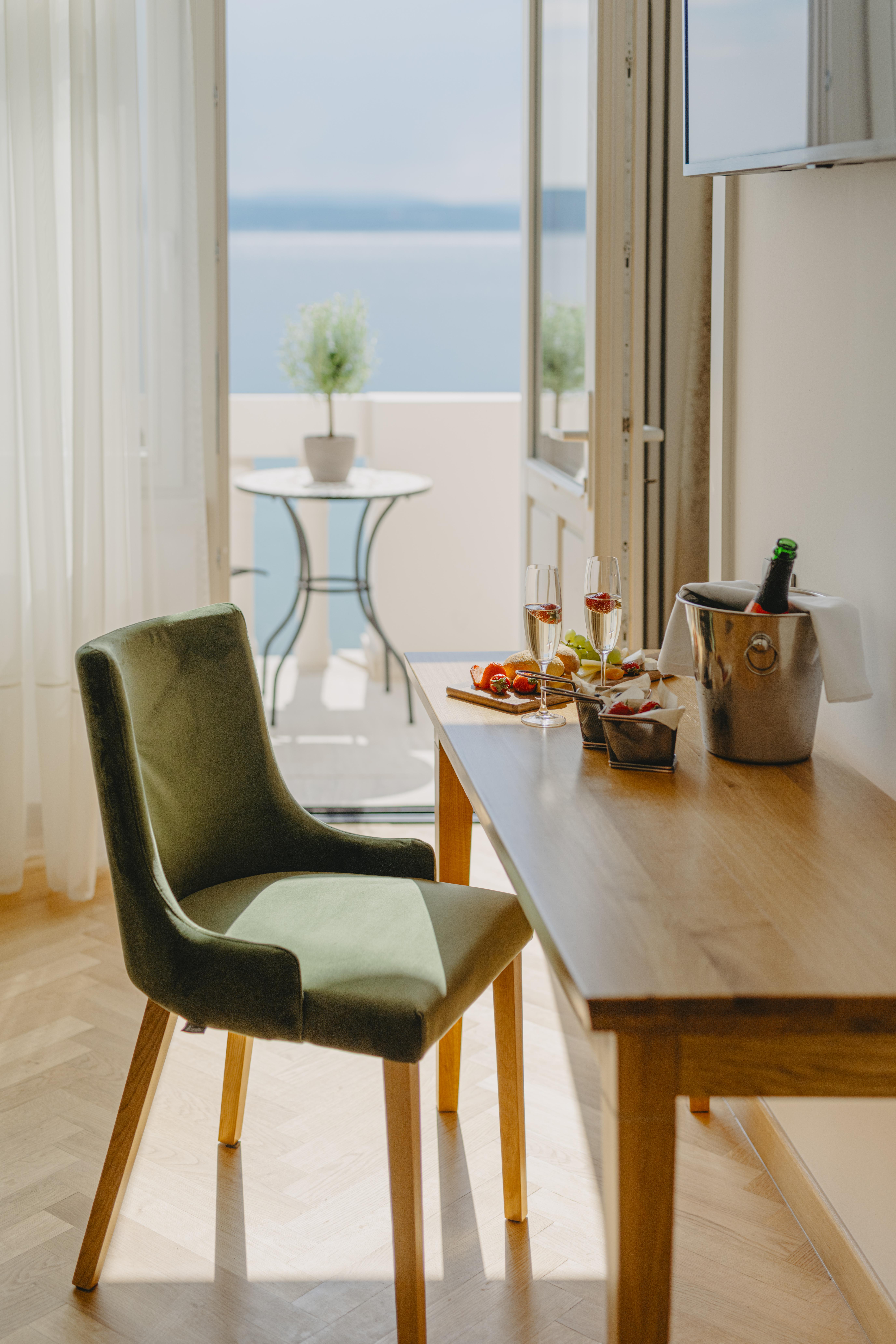 Hotel Miramare Crikvenica Ngoại thất bức ảnh A chair