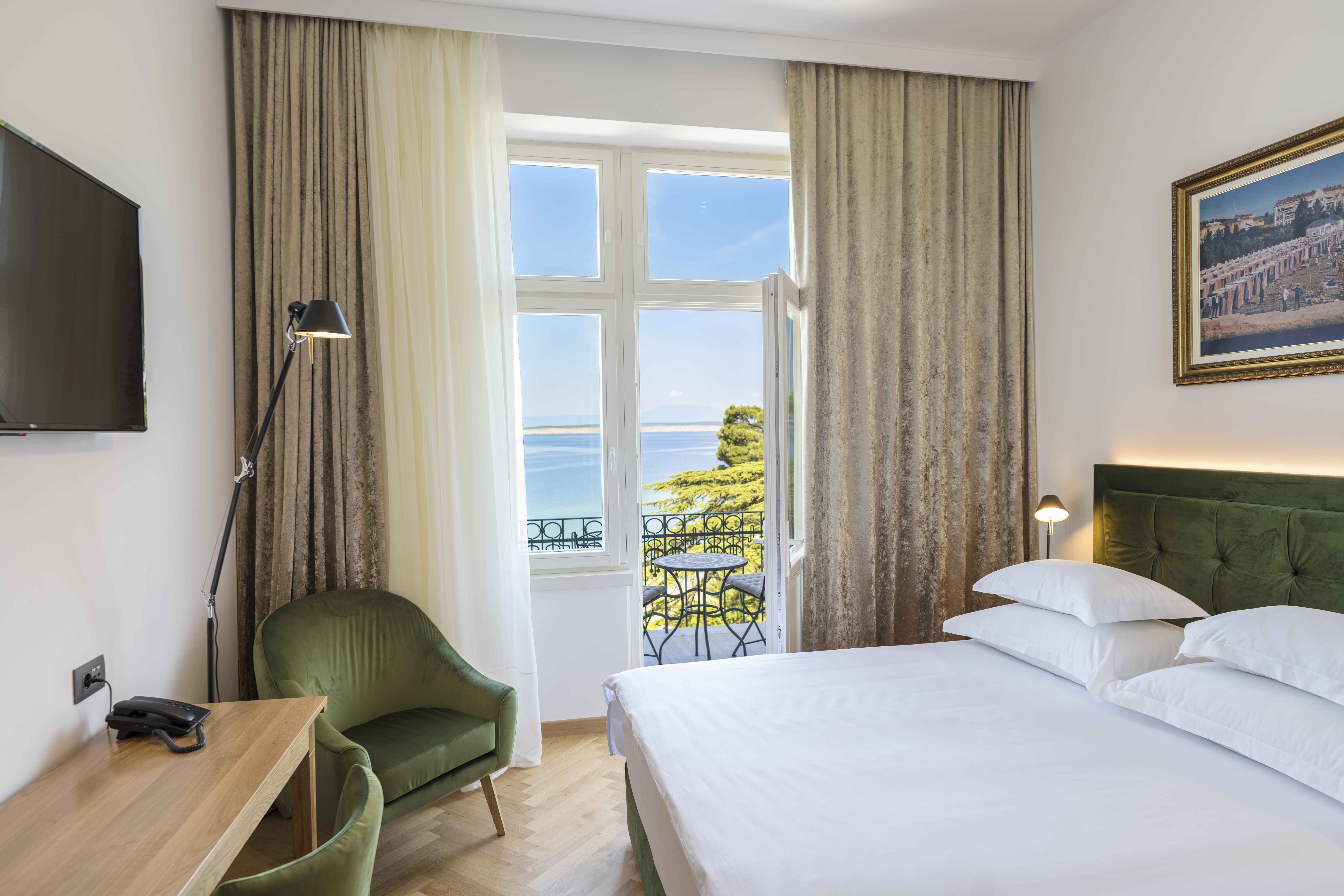 Hotel Miramare Crikvenica Ngoại thất bức ảnh A room at the hotel