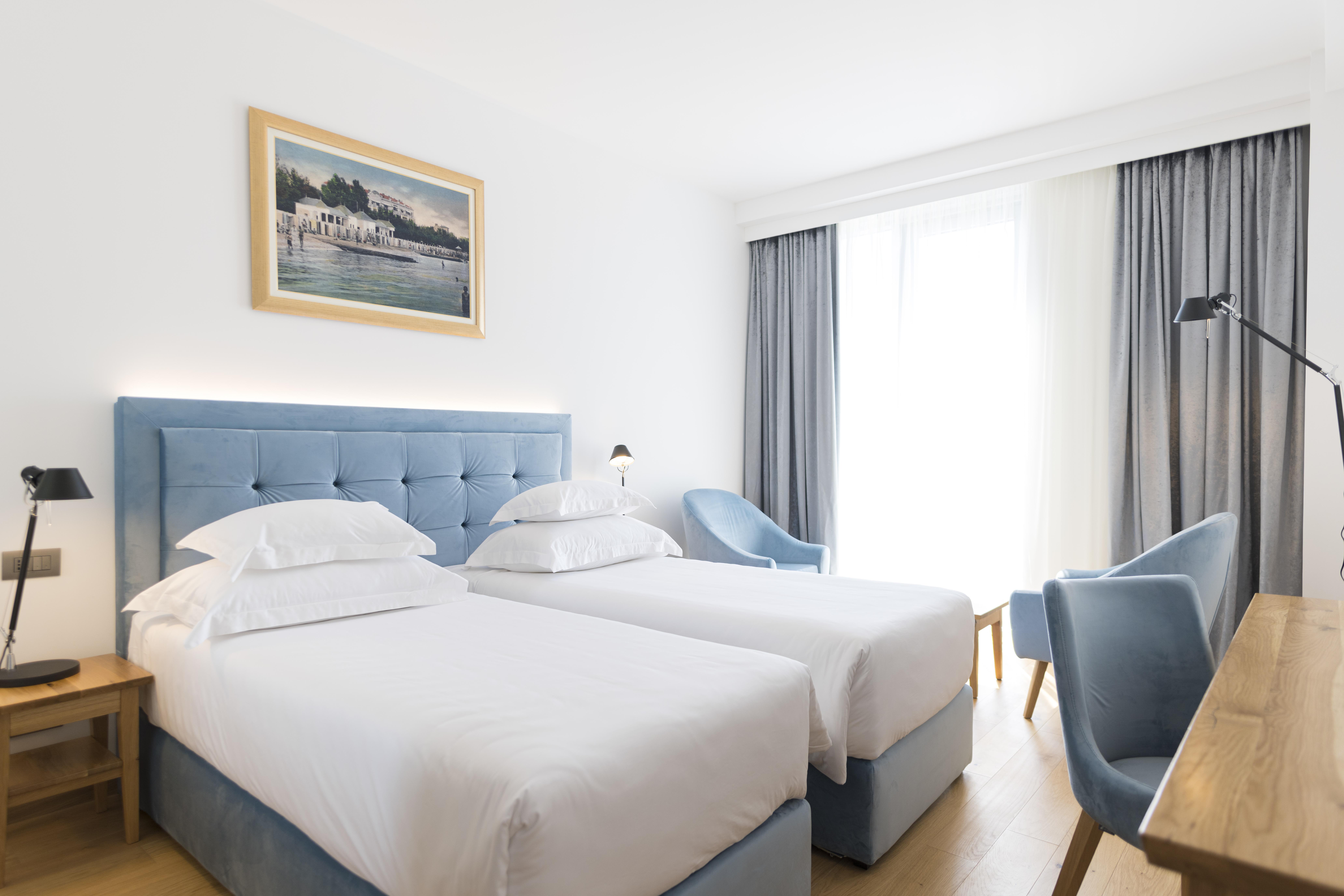 Hotel Miramare Crikvenica Ngoại thất bức ảnh A room at the hotel