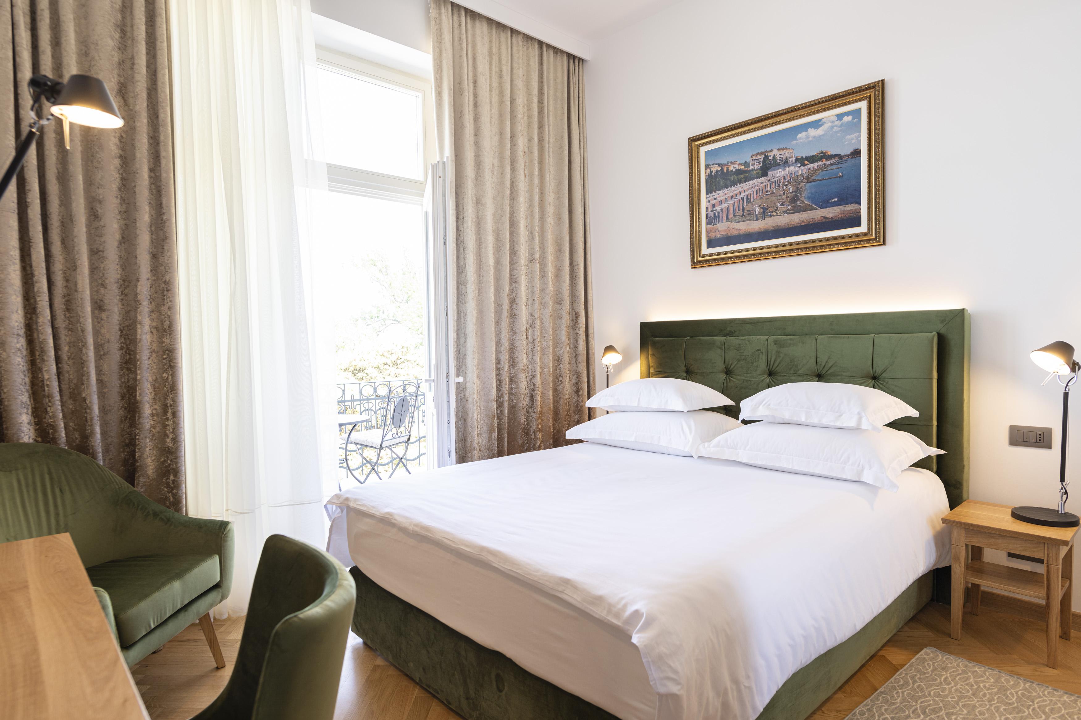 Hotel Miramare Crikvenica Ngoại thất bức ảnh A room at the hotel