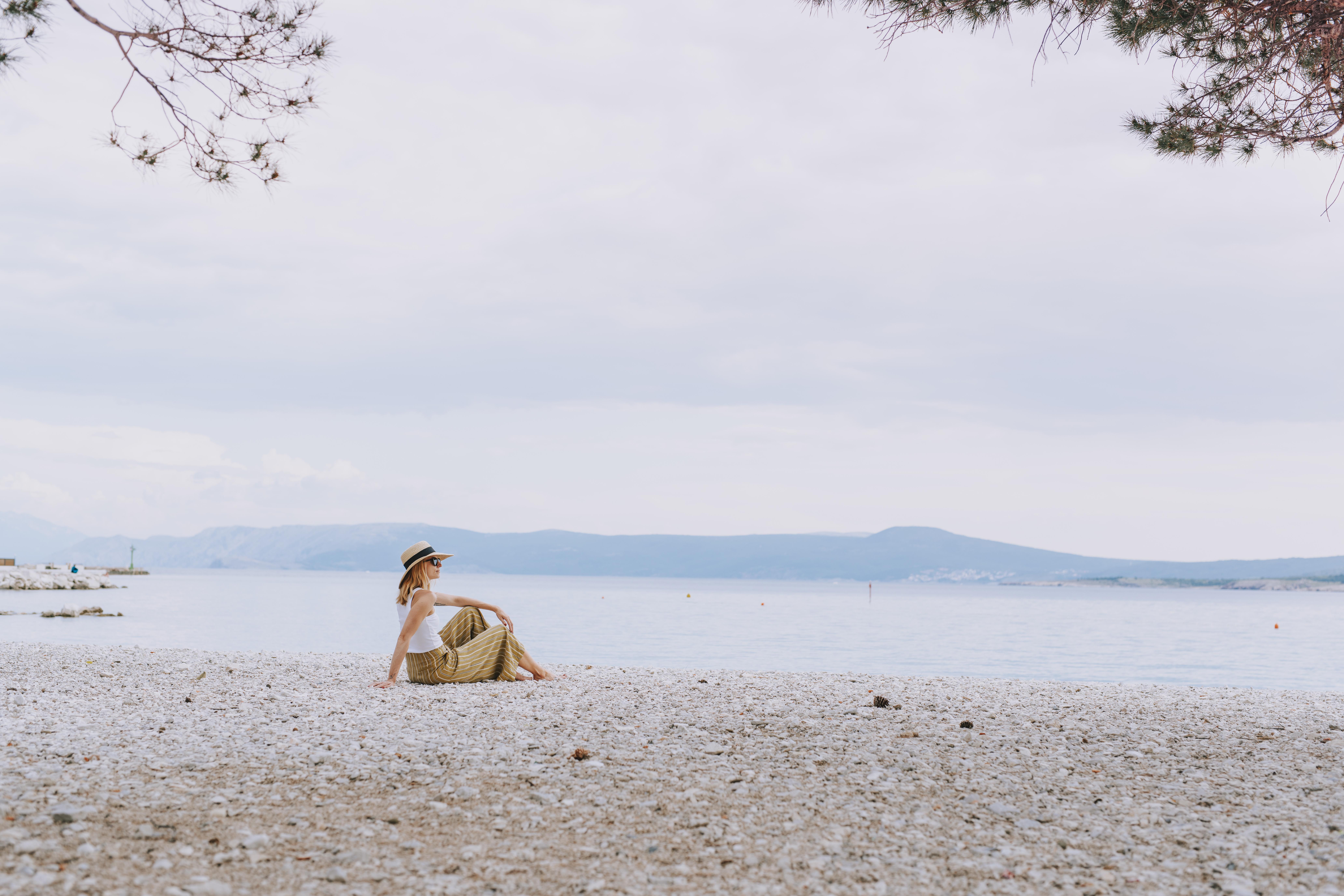 Hotel Miramare Crikvenica Ngoại thất bức ảnh A woman sitting on the beach