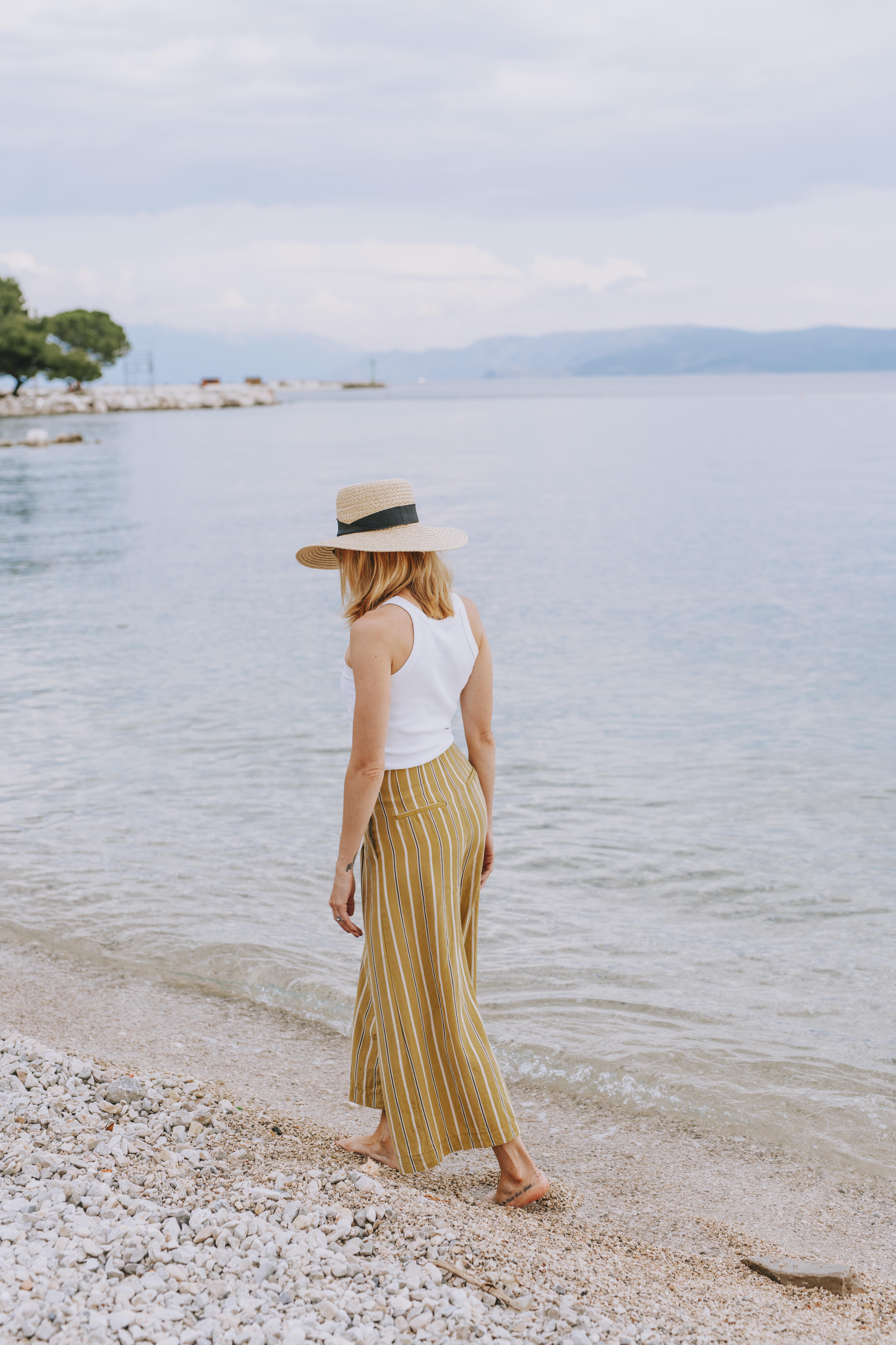 Hotel Miramare Crikvenica Ngoại thất bức ảnh A woman wearing a sun hat