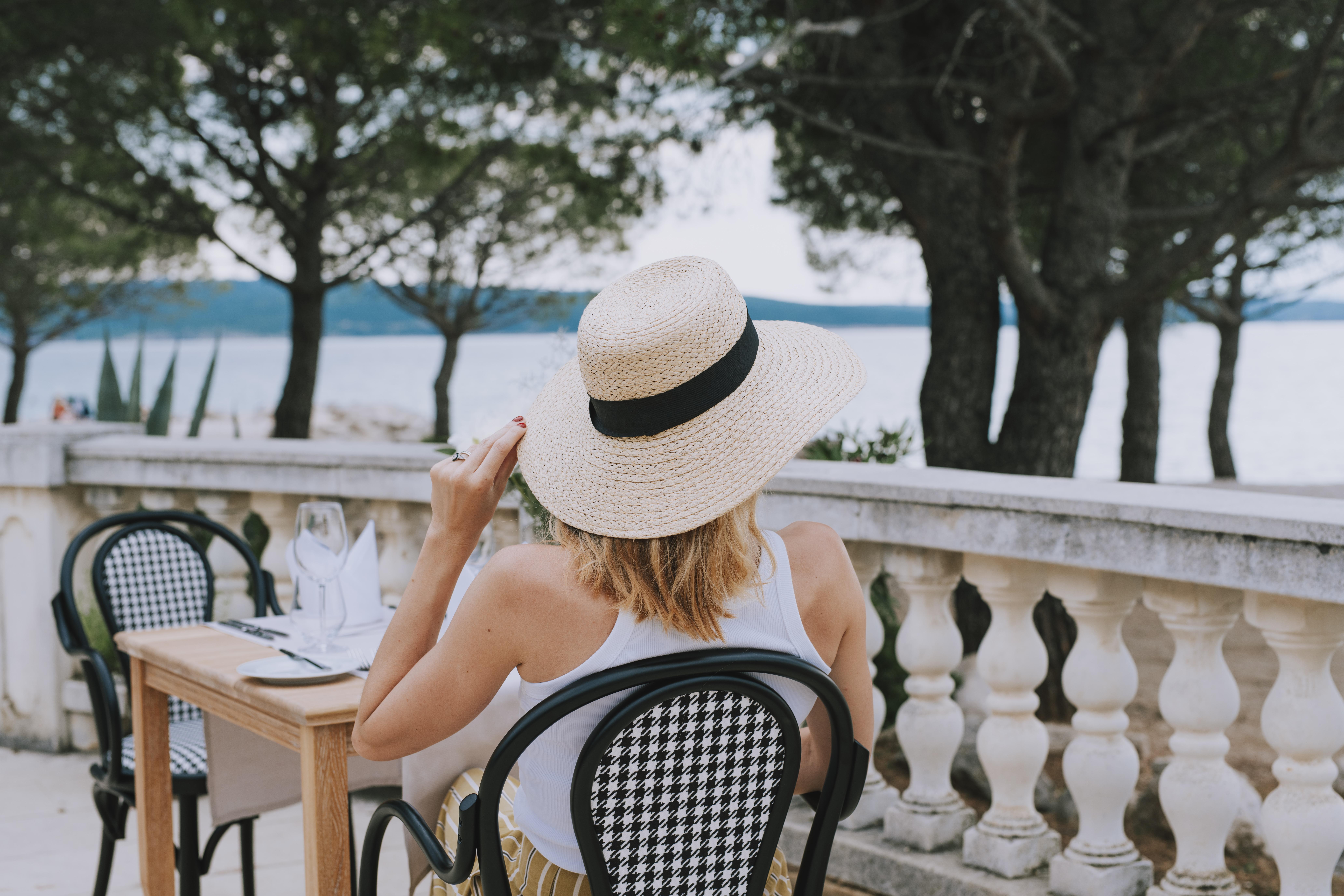Hotel Miramare Crikvenica Ngoại thất bức ảnh A woman wearing a sun hat